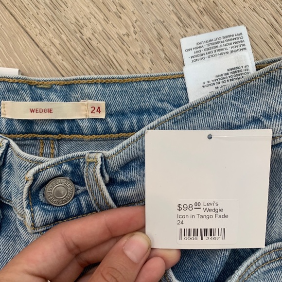 BRAND NEW LEVIS WEDGIE - Picture 2 of 2
